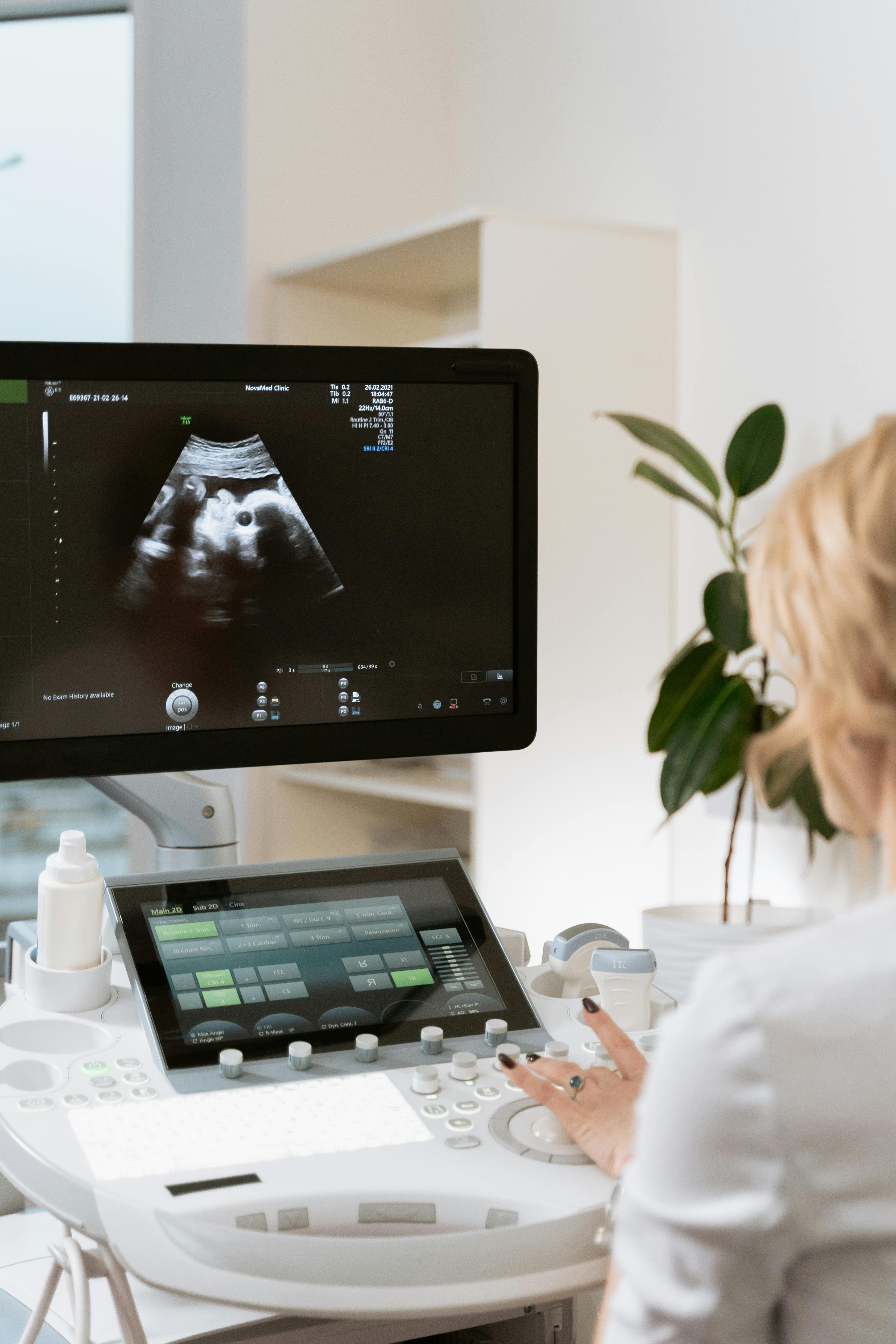 Orvos ultrahang-diagnosztikai vizsgálat közben